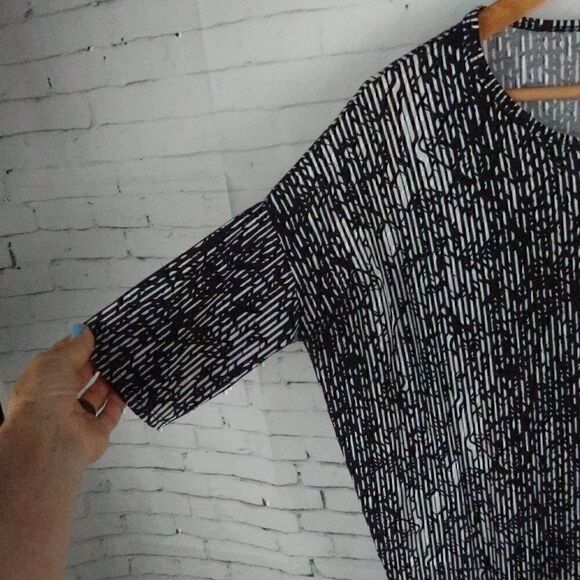 LULAROE BLACK & WHITE DESIGN SHORT SLEEVE OVERSIZED HI LOW DRESS SIZE XS - Picture 6 of 7